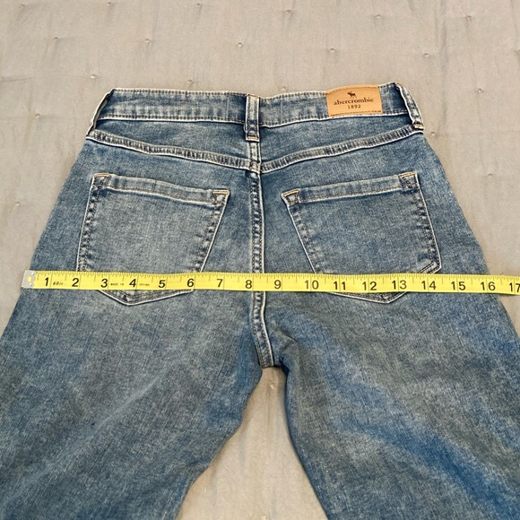 Girl’s Abercrombie Mini Mom jeans - Picture 8 of 9